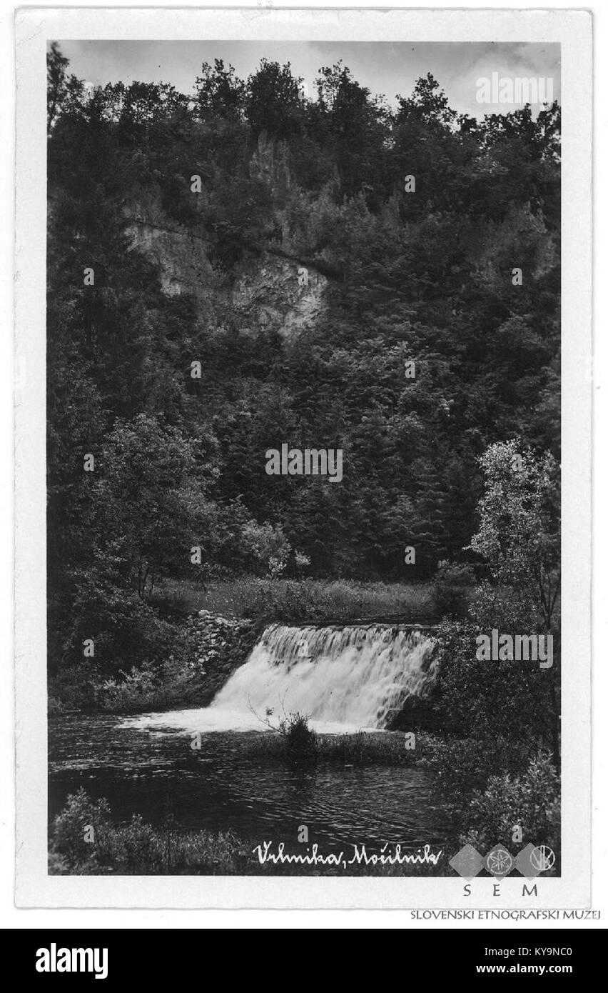 Eine Postkarte, die den Močilnik-Frühling in Vrhnika, Slowenien, zeigt, eine wichtige Karstquelle des Flusses Ljubljanica, umgeben von natürlicher Landschaft und Vegetation. Stockfoto