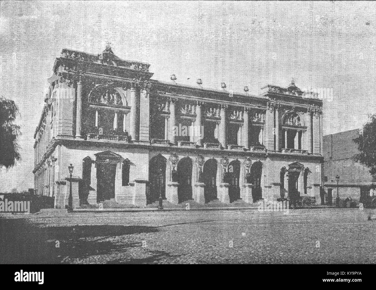 Das Teatro Victoria in Valparaíso, Chile, wird 1886 gezeigt und veranschaulicht die Architektur des Theaters, die umliegenden Straßen und die kulturelle Bedeutung des späten 19. Jahrhunderts. Stockfoto