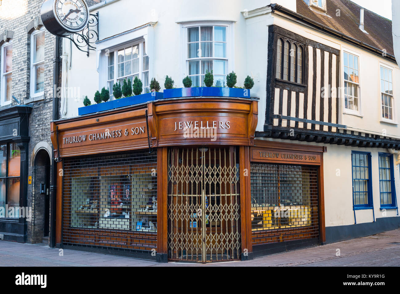 Großbritannien England, Suffolk, Bury St Edmunds, Abbeygate Street Juwelier mit Rollläden an einem Sonntag, im historischen Holz gerahmt Gebäude Stockfoto