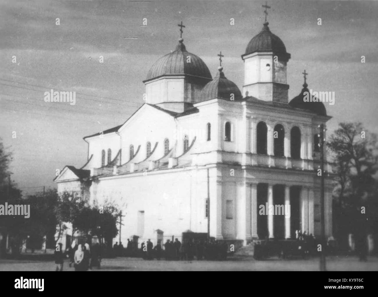 Dieses Foto zeigt das Burggebiet von Pružany in Weißrussland, einschließlich historischer Gebäude, Straßen und städtischer Umgebung im 20. Jahrhundert. Stockfoto