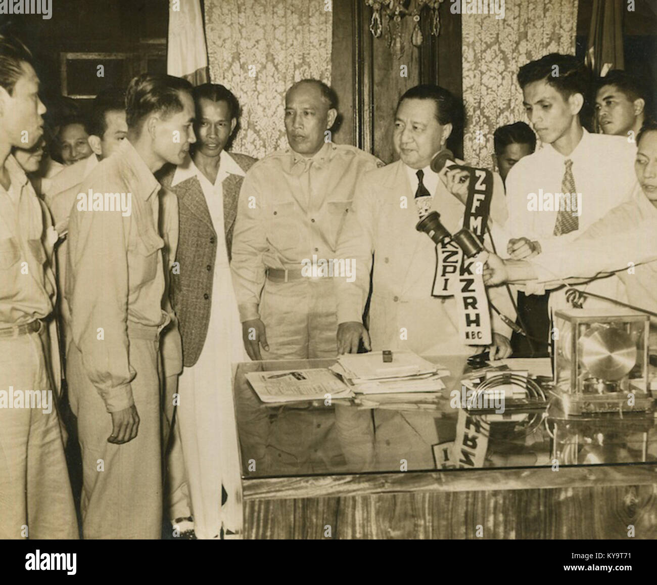 Dieses Foto zeigt das Treffen von Präsident Elpidio Quirino mit Huk-Führern im Malacañan-Palast, einem bedeutenden Moment in der philippinischen politischen Geschichte, der die politische Dynamik der Nachkriegszeit widerspiegelt. Stockfoto