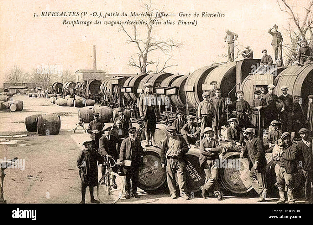 Ein historisches Foto, das die Befüllung von Kesselwagen in Rivesaltes dokumentiert und Industrie- und Transportbetrieb zeigt. Stockfoto