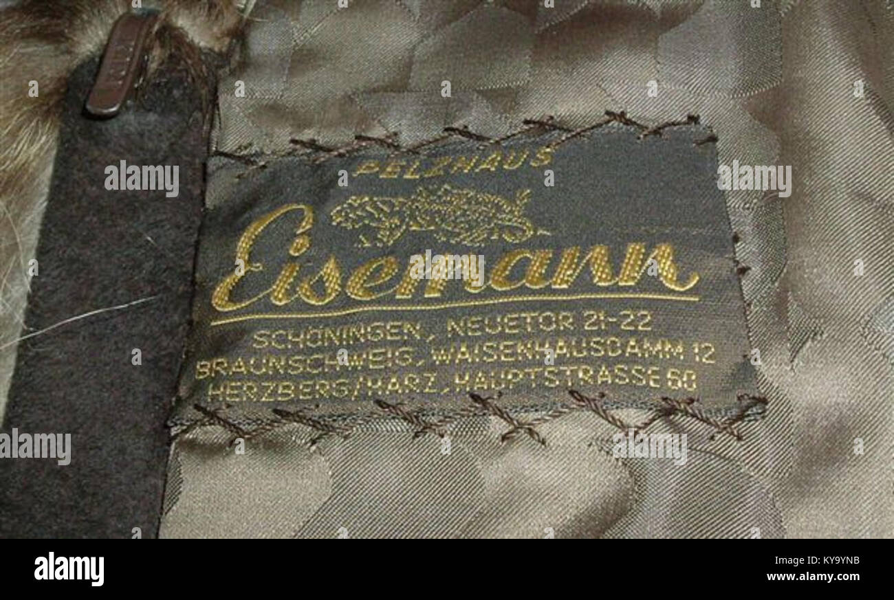 Ein Label aus dem Pelzhaus Eisemann, einem Pelzladen in Schöningen, Braunschweig, Herzberg, das die Geschichte der Pelzproduktion in Deutschland repräsentiert. Stockfoto