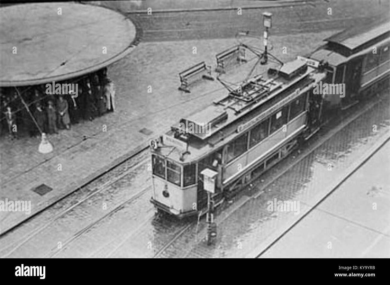 Diese Übung im Jahr 1943 bei Stureplan Svampen in Stockholm, Schweden, veranschaulicht die Vorbereitung auf den Zivilschutz und die Schutzmaßnahmen während des Zweiten Weltkriegs Stockfoto