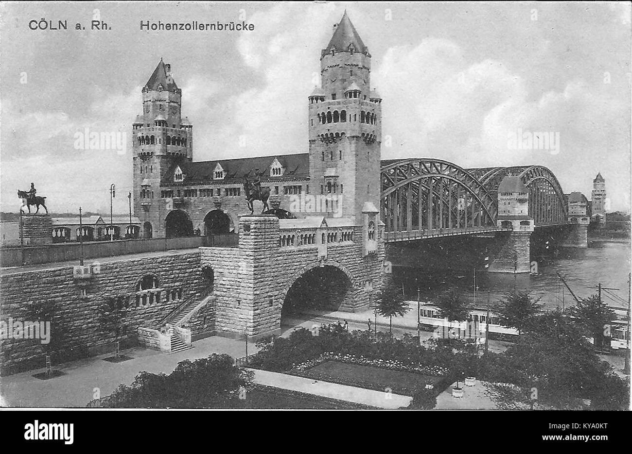 Foto der Hohenzollernbrücke in Köln, die ihre Stahlarchitektur und ihre Rolle als wichtiger Eisenbahnübergang über den Rhein hervorhebt. Stockfoto