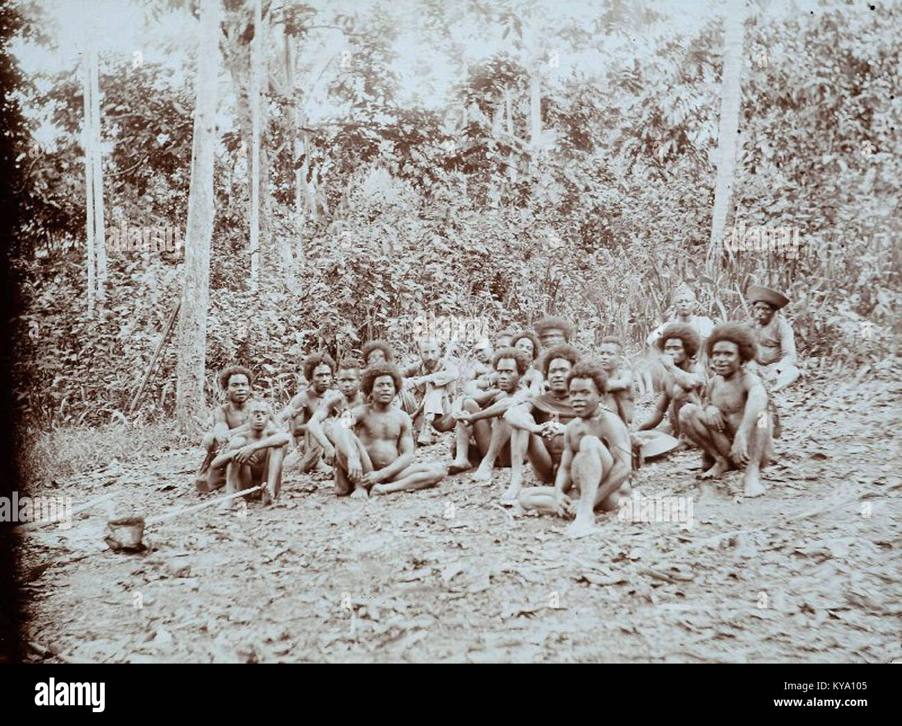 Ein Porträt von L.F. de Beaufort mit Papua, das ethnographische Interaktionen und kulturelle Begegnungen während der Expeditionen veranschaulicht. Stockfoto