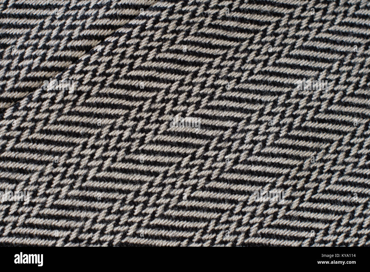 Fischgrat (gebrochene Köperbindung) - ein V-förmiges Muster weben. Nahaufnahme. Grau strukturierten Hintergrund. Stockfoto