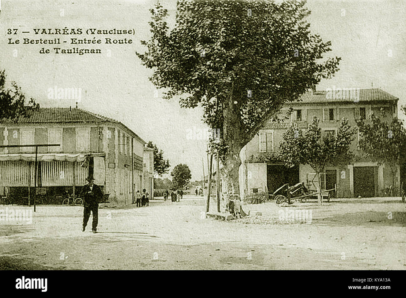 Das Bild zeigt das Kloster der Cordeliers in Valréas, Frankreich, in der Rue du Berteuil. Diese historische Stätte ist bekannt für ihr religiöses Erbe und ihre architektonische Bedeutung, die die reiche Geschichte der Stadt widerspiegelt. Stockfoto