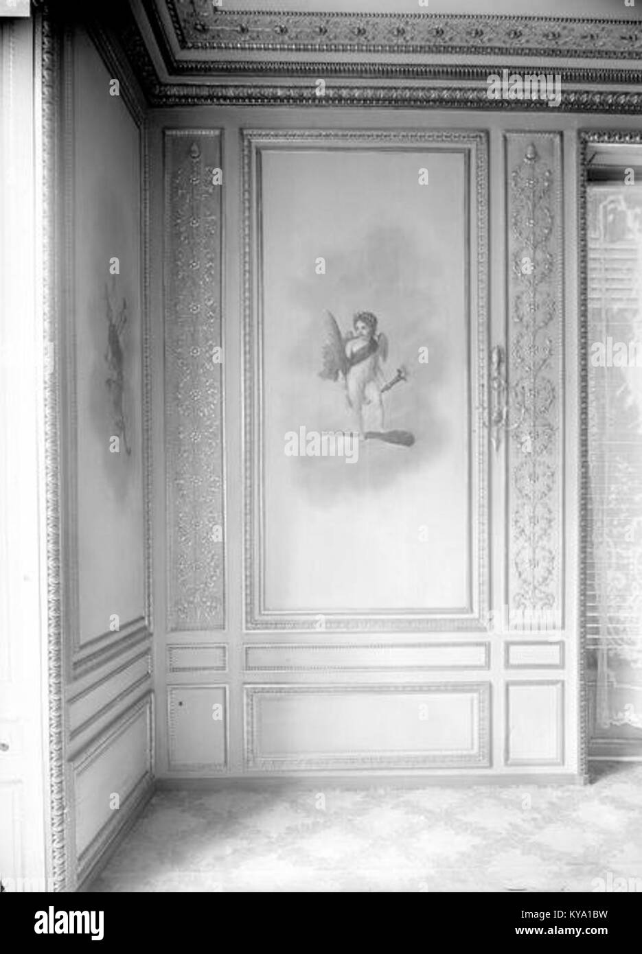 Das Palais de l'Elysée in Paris ist die offizielle Residenz des französischen Präsidenten und zeigt neoklassische Architektur, historische Bedeutung und symbolische Designelemente. Stockfoto