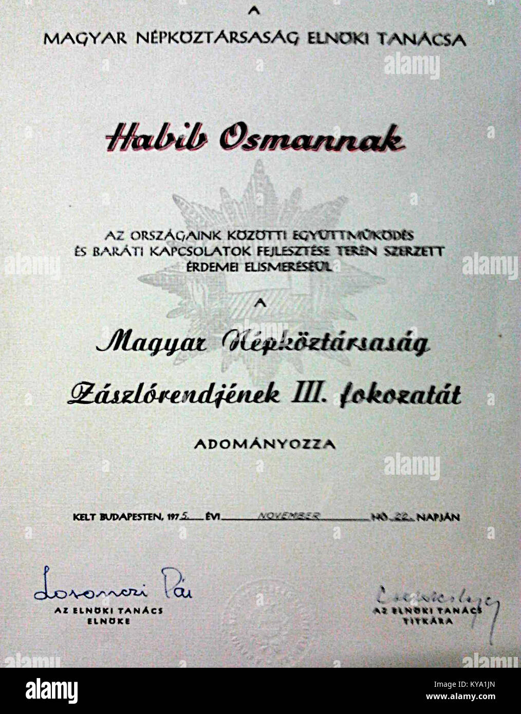 Habib Osman wurde mit dem Flaggenorden der Volksrepublik Ungarn ausgezeichnet und würdigte seine Verdienste für den Staat während der sozialistischen Ära. Stockfoto