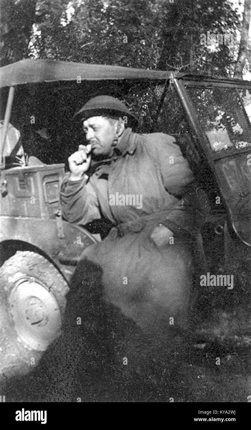 Paul Sauv bezieht sich auf eine Person, die möglicherweise mit einem Jeep-Fahrzeug in Verbindung steht und möglicherweise eine persönliche oder historische Verbindung zu diesem Fahrzeugmodell hervorhebt. Stockfoto Paul Sauv bezieht sich auf eine Person, die möglicherweise mit einem Jeep-Fahrzeug in Verbindung steht und möglicherweise eine persönliche oder historische Verbindung zu diesem Fahrzeugmodell hervorhebt. Stockfoto