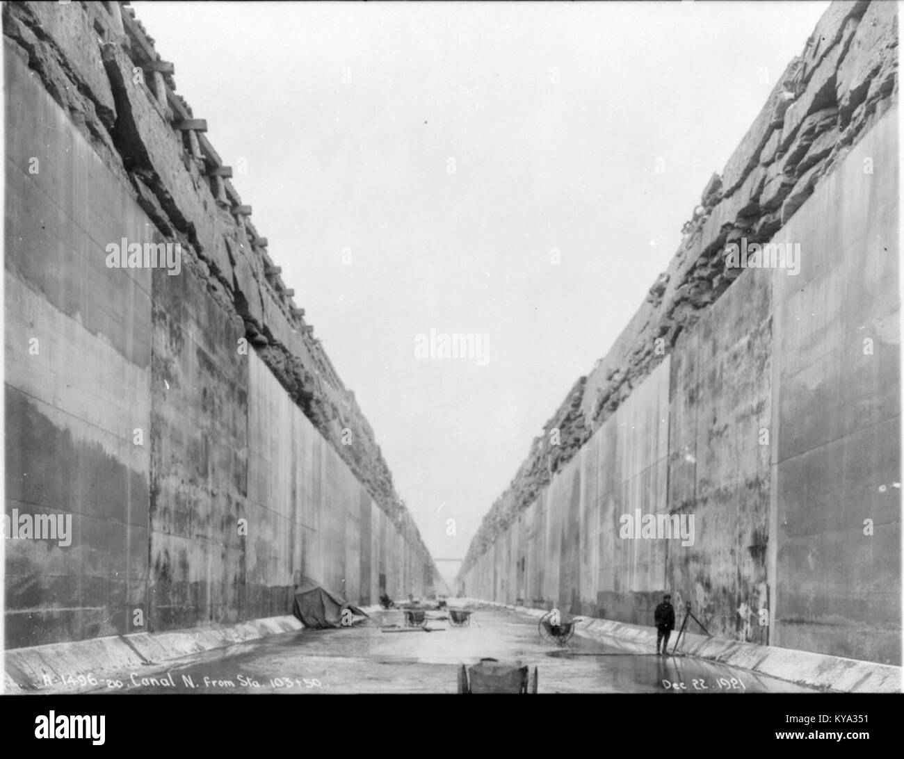 Der Queenston-Chippawa Power Canal in der Nähe der Niagara Falls, Ontario, ist ein wichtiger Bestandteil der Wasserkraftproduktion, der den Fluss Niagara in Strom umwandelt und Teil der kanadischen Energieinfrastruktur ist. Stockfoto