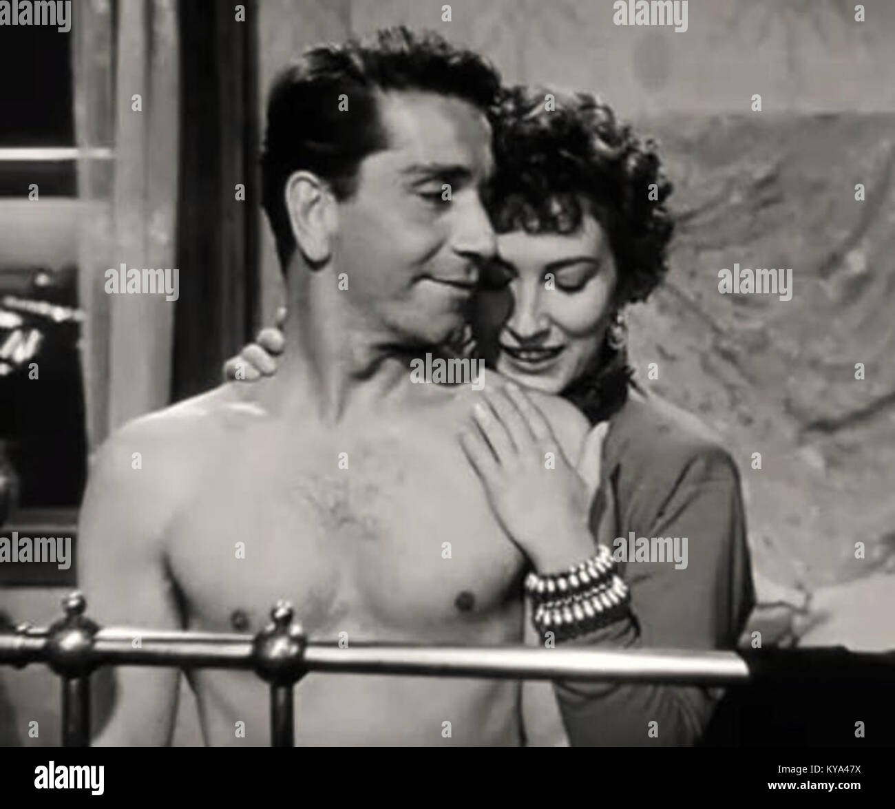 Dieses Werbebild von „Thieves“ Highway“ zeigt die Schauspieler Richard Conte und Valentina Cortese und veranschaulicht die Themen des Films Noir aus dem Jahr 1949: Kriminalität, moralische Ambiguität und urbanes Leben der Nachkriegszeit. Stockfoto