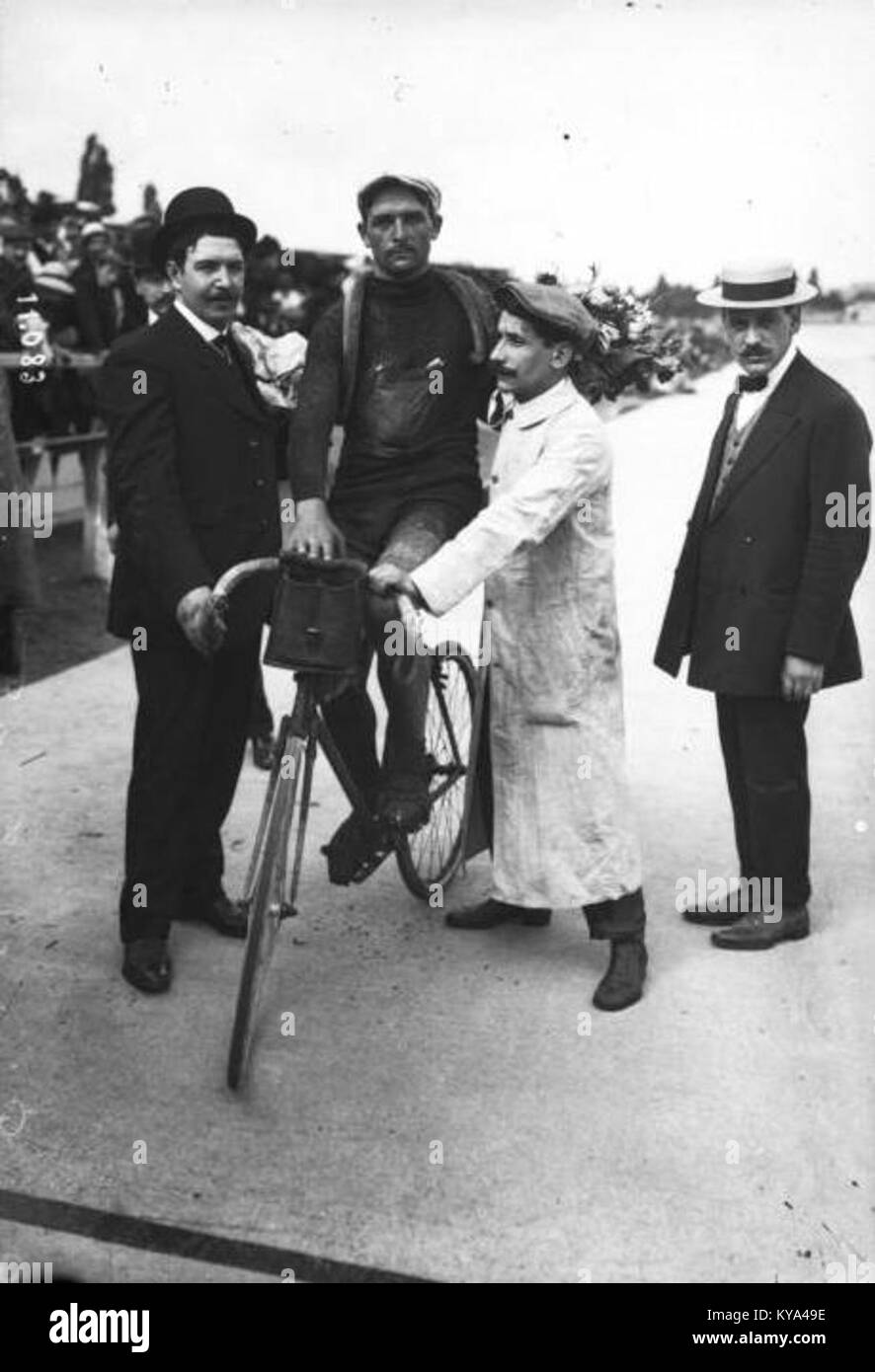 Dieses Foto zeigt Francois Faber, der am 31. Juli 1910 während der Tour de France im Parc des Princes ankommt und Zuschauer, Radfahrer und Event-Details fängt. Stockfoto
