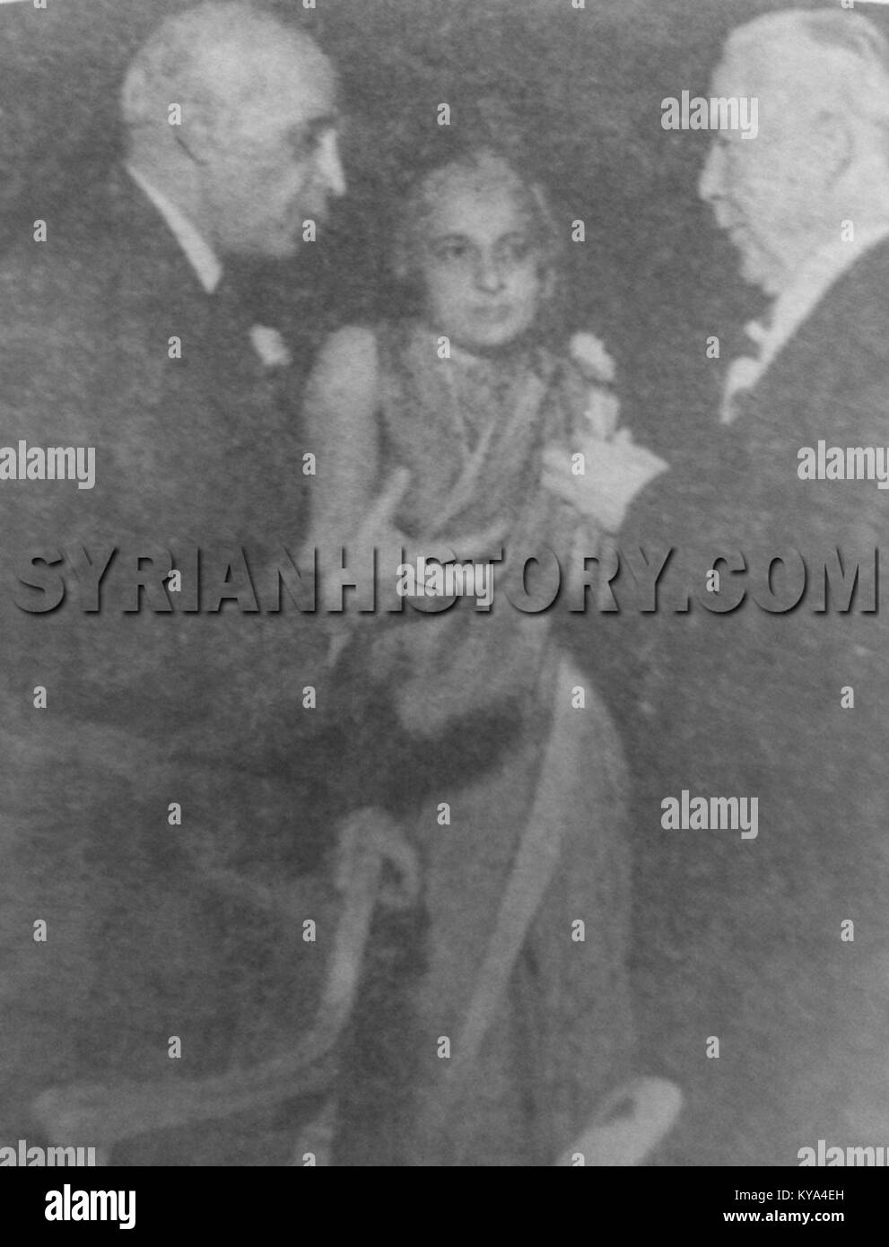 Dieses Foto zeigt den syrischen Staatsmann Fares al-Khoury und den indischen Premierminister Jawaharlal Nehru bei den Vereinten Nationen im Jahr 1948, die das diplomatische Engagement Syriens und Indiens in den internationalen Beziehungen der frühen Nachkriegszeit repräsentieren. Stockfoto