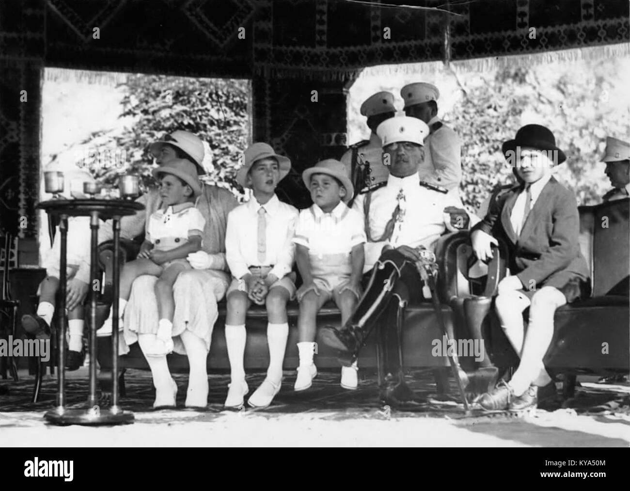 Ein historisches Familienfoto, das König Peter II. Von Jugoslawien mit seinem Vater König Alexander I., Mutter Königin Maria und Brüdern zeigt, aufgenommen im frühen 20. Jahrhundert. Stockfoto