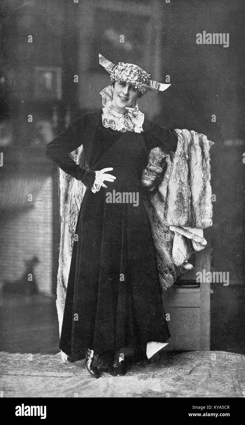 Dieses Nachmittagskleid von Redfern aus dem Jahr 1915 veranschaulicht die Mode des frühen 20. Jahrhunderts mit maßgeschneidertem Design, elegantem Stoff und zeitspezifischen Stilelementen, die typisch für die europäische Haute Couture sind. Stockfoto