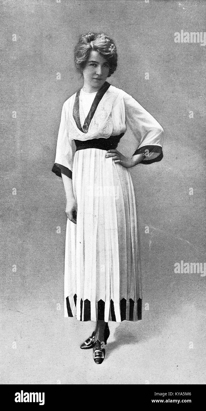 Dieses Nachmittagskleid von Redfern 1917 steht für Mode des frühen 20. Jahrhunderts. Das Design zeichnet sich durch raffinierte Details und handwerkliche Verarbeitung aus, die die bedeutende Rolle der Marke in der Modegeschichte und ihren Einfluss auf die Stiltrends der Zeit verdeutlichen. Stockfoto