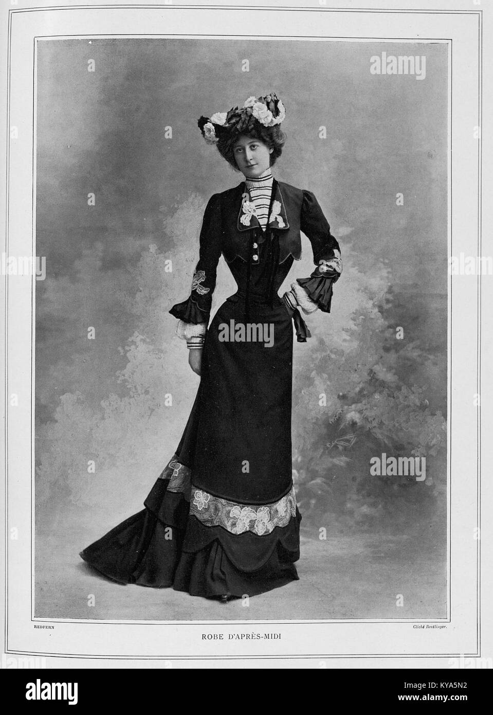 Ein Kleid von Redfern am Nachmittag 1902, das die Couture aus dem frühen 20. Jahrhundert durch detailliertes Design, edlen Stoff und elegante Schneidereien veranschaulicht, die typisch für edwardianische Mode sind. Stockfoto