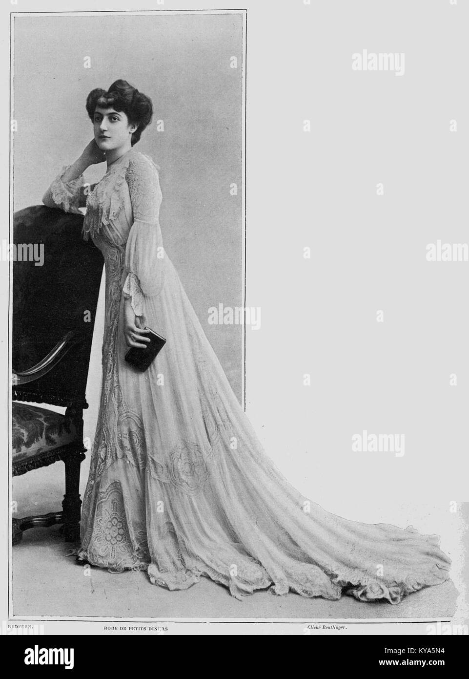 Ein Redfern Abendkleid aus dem Jahr 1902 ist ein Beispiel für die formelle Mode des frühen 20. Jahrhunderts und zeigt typische Designmerkmale der damaligen Abendgarderobe. Stockfoto