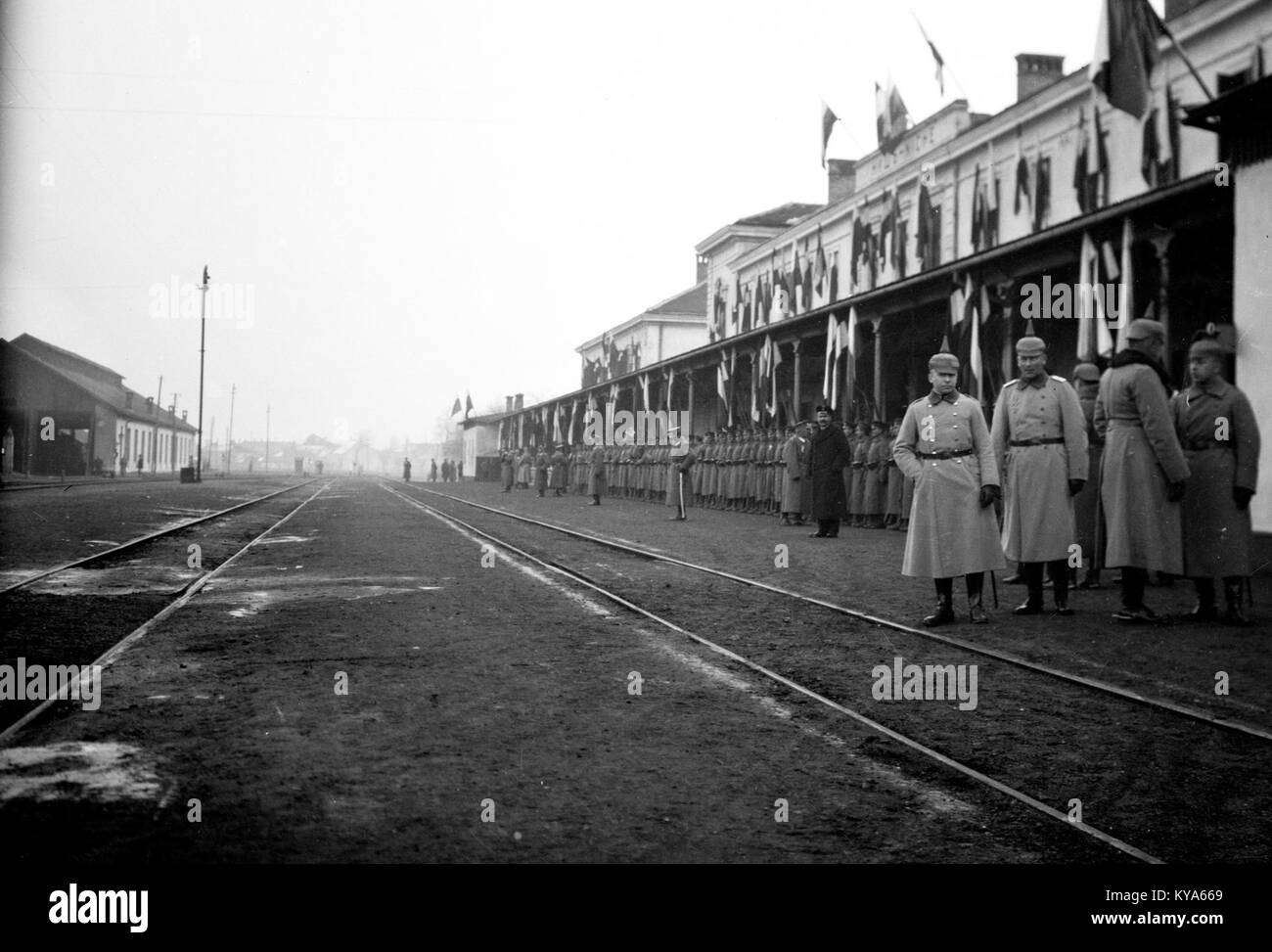 Dieses historische Bild zeigt eine bulgarische Zeremonialeinheit an einem Bahnhof, die ein zeremonielles Ereignis darstellt. Das Foto, Teil der Sammlung Fortepan, zeigt die visuellen Aspekte bulgarischer Militärtraditionen und kultureller Praktiken. Stockfoto