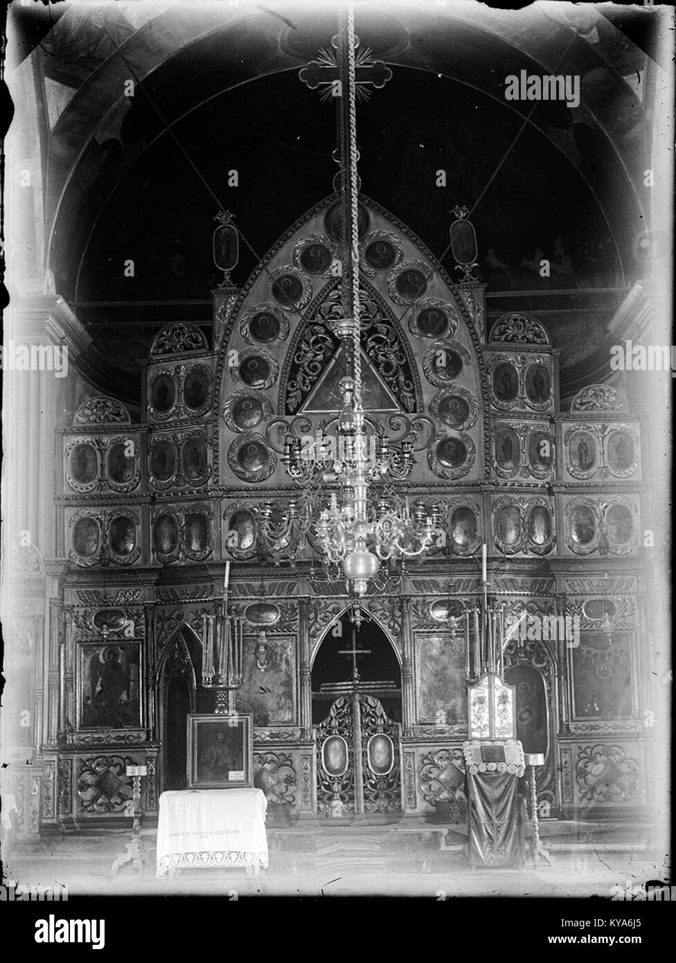 Das Innere des Klosters Sfinții Voievozi in Rumänien zeigt rumänische orthodoxe religiöse Architektur, Fresken und spirituelle Elemente Stockfoto