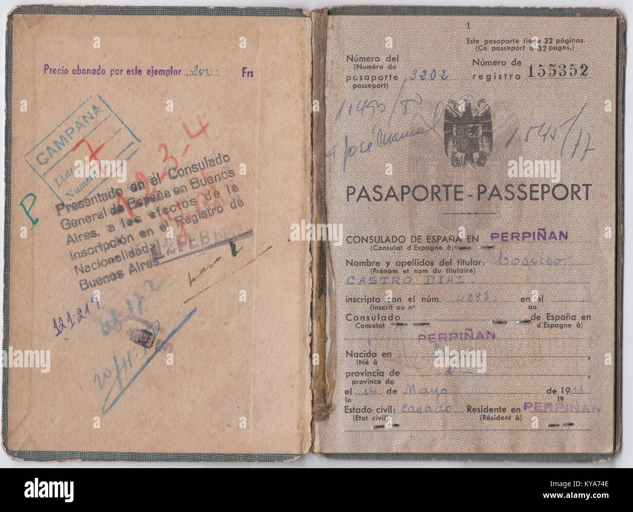 Spanischer Pass, ausgestellt in Perpignan, Frankreich, der die Erfahrungen spanischer Exilanten während politischer Unruhen und Vertreibung dokumentiert. Stockfoto