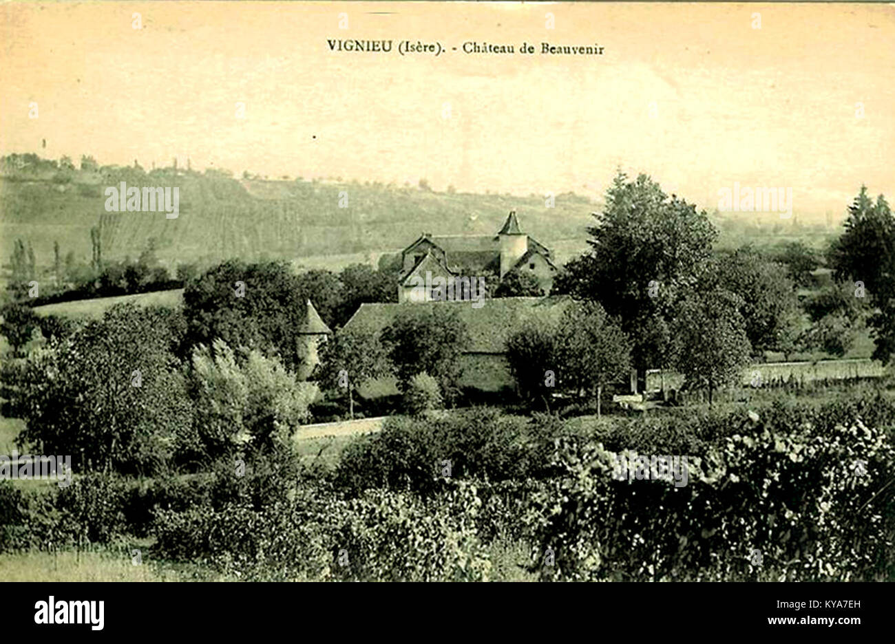 Vignieu in Frankreich, mit dem Weinberg Château de Beauvenir, bekannt für Weinproduktion und Weinbautraditionen. Stockfoto