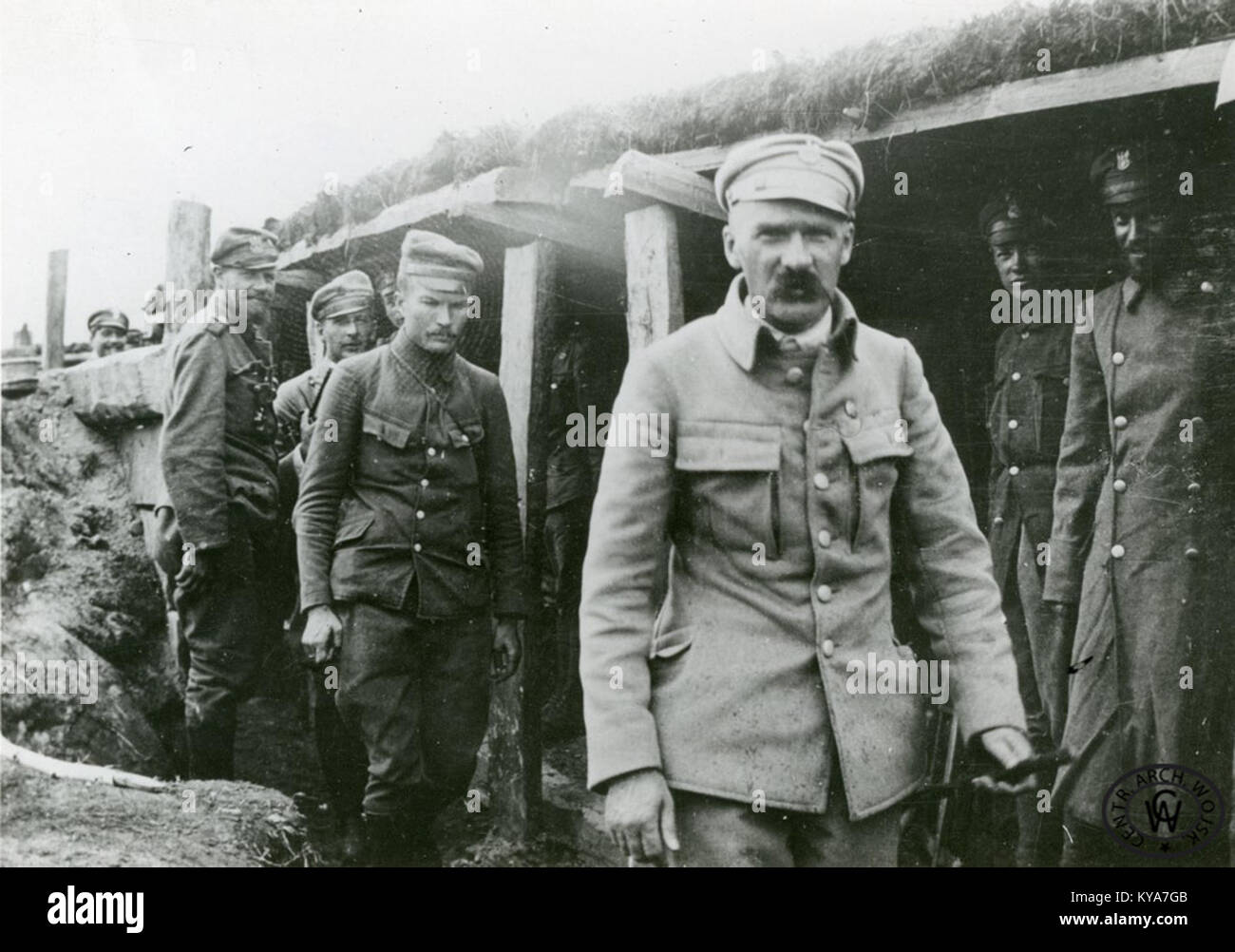 Eine Fotografie, die 1916 Józef Piłsudski bei Rudka Miryńska zeigt, zeigt Militärkleidung, Landschaft und Kontext des Ersten Weltkriegs in Polen. Stockfoto