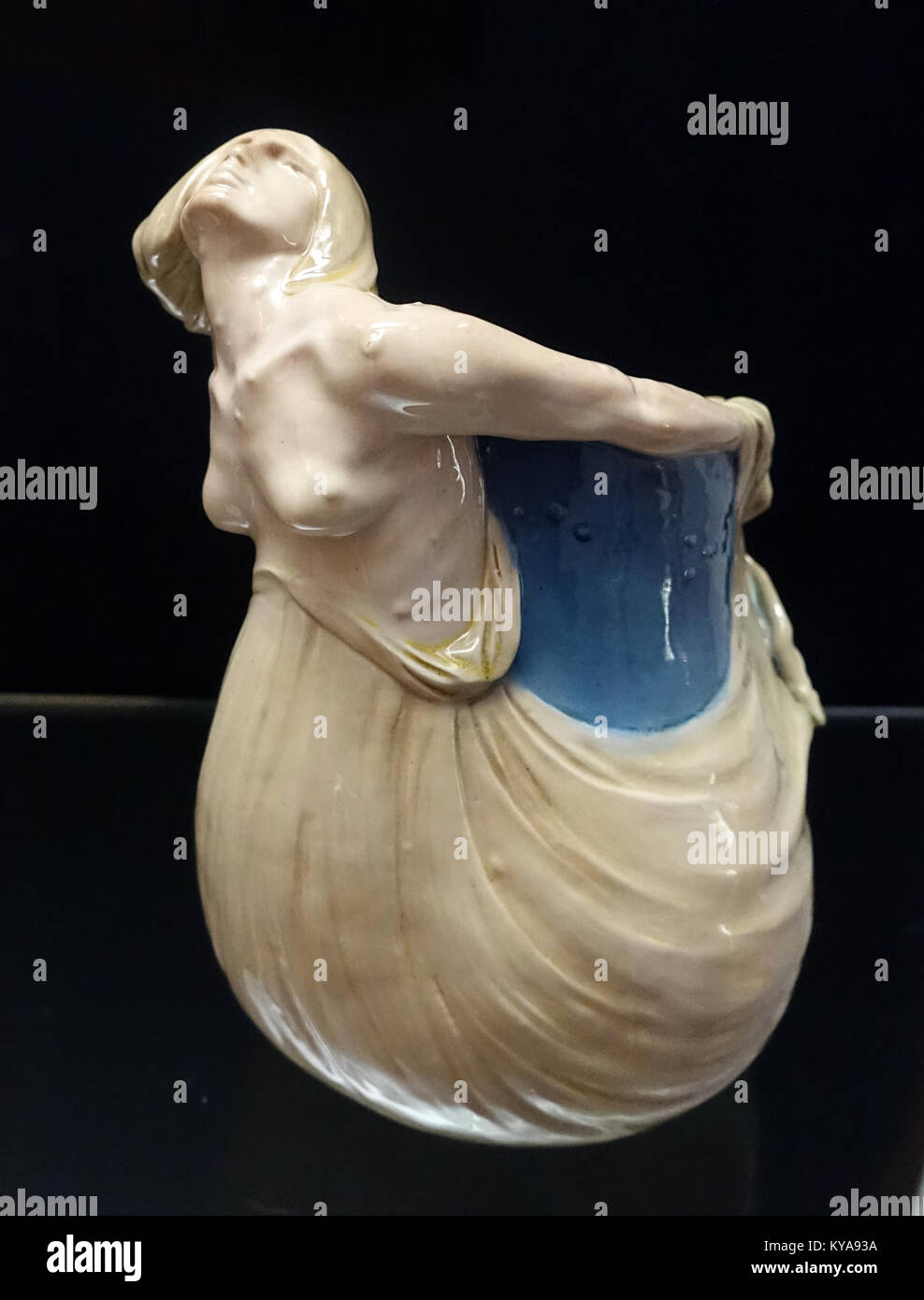 Dekorative Vase, entworfen von Franz Metzner, von konigliche Porzellanmanufaktur Berlin, 1898, Porzellan - sogenannten Bröhan-Sammlung Museum, Berlin - DSC 04039 Stockfoto