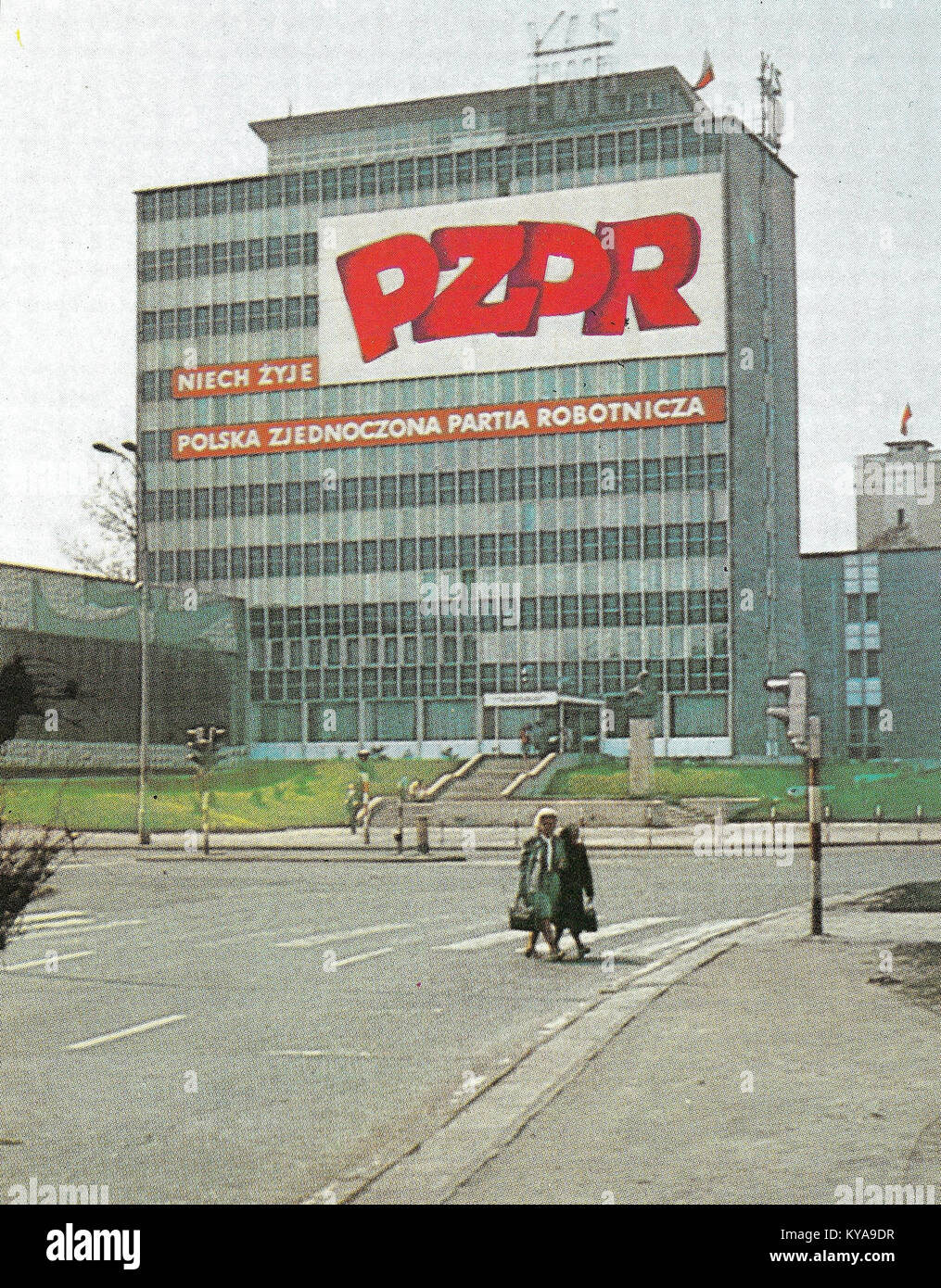 Dieses Foto zeigt ein Banner mit der Aufschrift „Niech żyje PZPR“ („Long lebe die polnische Vereinigte Arbeiterpartei“), das in den 1970er Jahren auf einem Gebäude im Bezirk Wola in Warschau gezeigt wurde und das politische Klima der damaligen Zeit widerspiegelt. Stockfoto