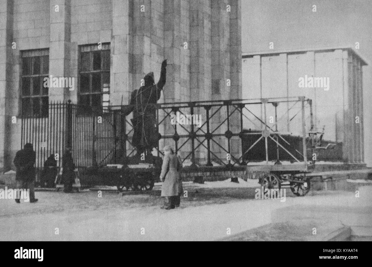 Das Jan-Kiliński-Denkmal im Nationalmuseum, das 1942 errichtet wurde, erinnert an den polnischen Militärhelden und symbolisiert nationalen Stolz und historische Erinnerung. Stockfoto