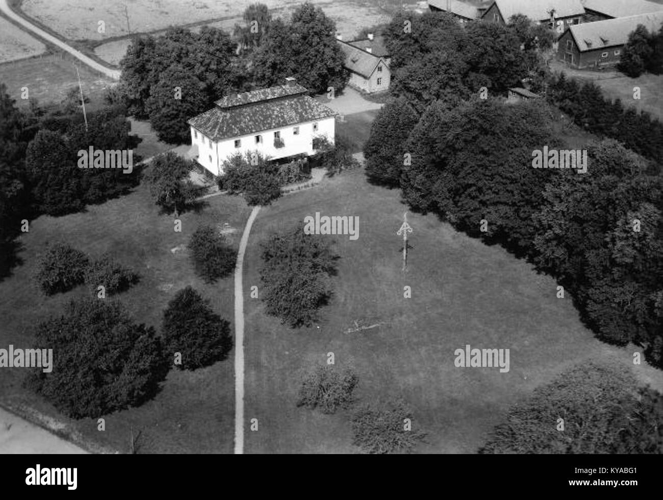 Das Foto von Molnström aus dem Jahr 1949 dokumentiert ländliche Landschaften und landwirtschaftliches Leben und zeigt landwirtschaftliche Gebäude, Felder und tägliche Aktivitäten Stockfoto