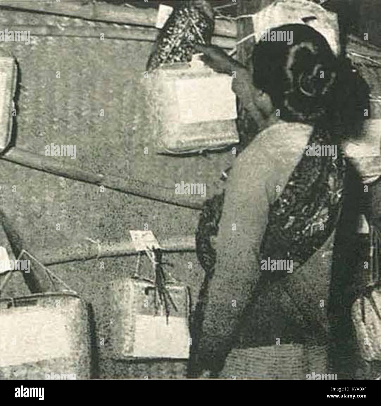 Ein Foto einer indonesischen Frau, die mit einer Wahlurne eine Stimme abgibt und die politische Beteiligung der Frauen in Indonesien Mitte des 20. Jahrhunderts veranschaulicht. Stockfoto