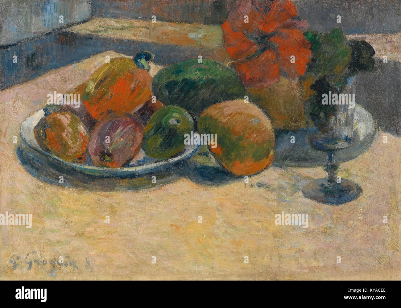 Gemälde von Paul Gauguin (1887), das ein Stillleben mit Mangos und Hibiskusblüten darstellt und Farbe, Komposition und postimpressionistischen Stil illustriert. Stockfoto