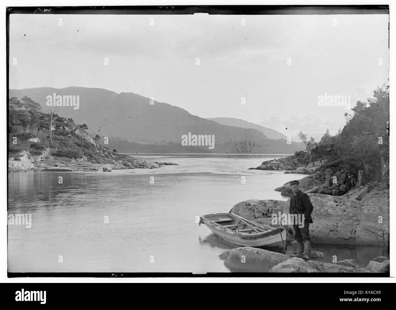 Ein Panoramablick auf Nedre Foldstrømmen in Romsdal County, Norwegen, zeigt die Landschaftsmerkmale wie Berge, Gewässer und Siedlungen. Das Foto ist Teil einer regionalen Dokumentationsreihe. Stockfoto
