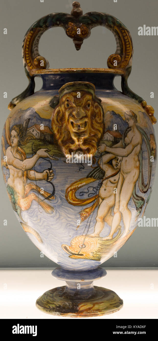 Majolika-Vase aus den Jahren 1580–1610, die Venus und Cupid darstellt und dekorative Kunst der Renaissance und mythologische Themen in europäischer Keramik veranschaulicht. Stockfoto