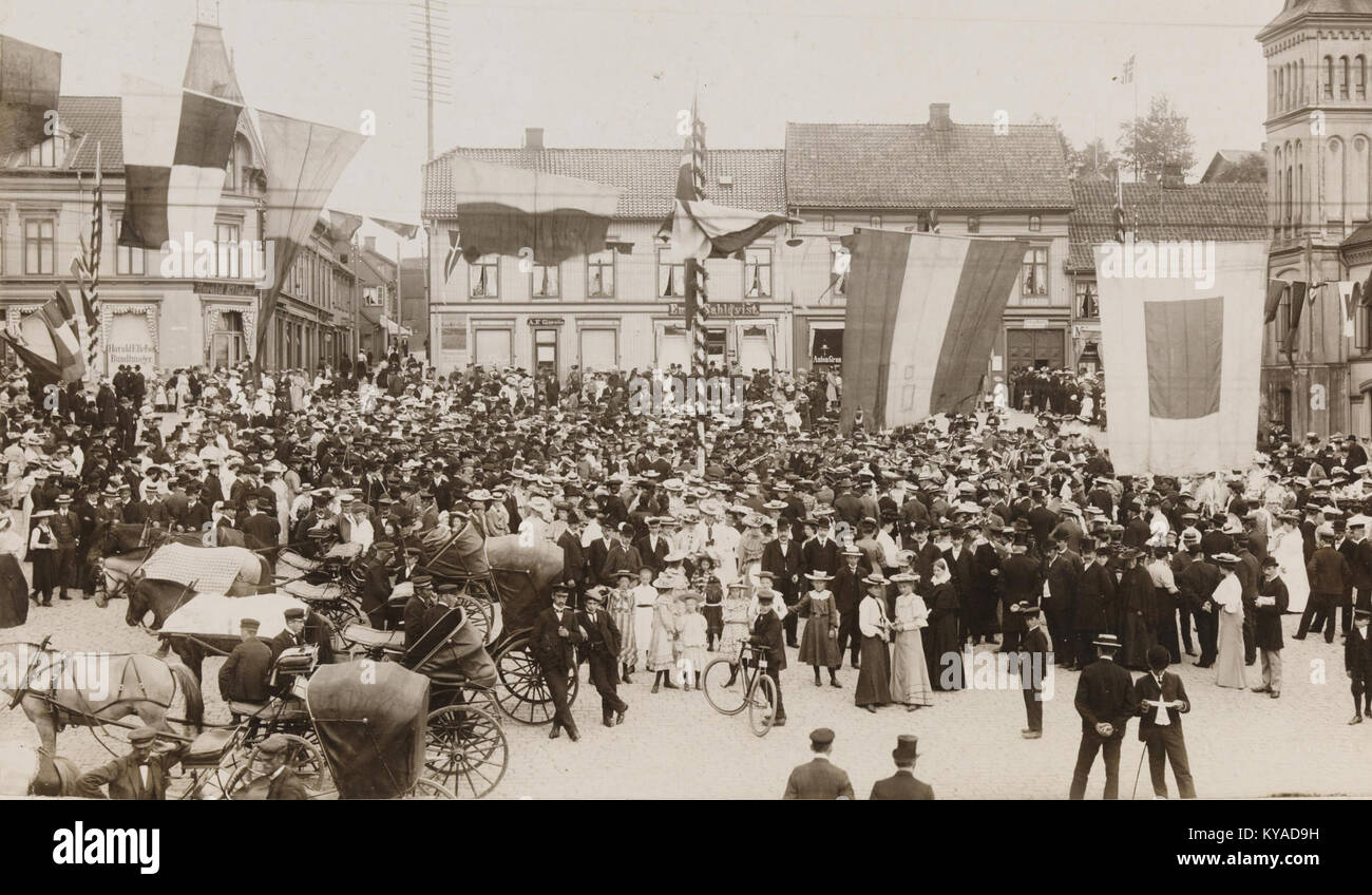 Dieses Foto von Tønsberg Torv aus dem Jahr 1905 zeigt öffentliche Zusammenkünfte während des nationalen Unabhängigkeitsreferendums und veranschaulicht die historische Bürgerbeteiligung. Stockfoto