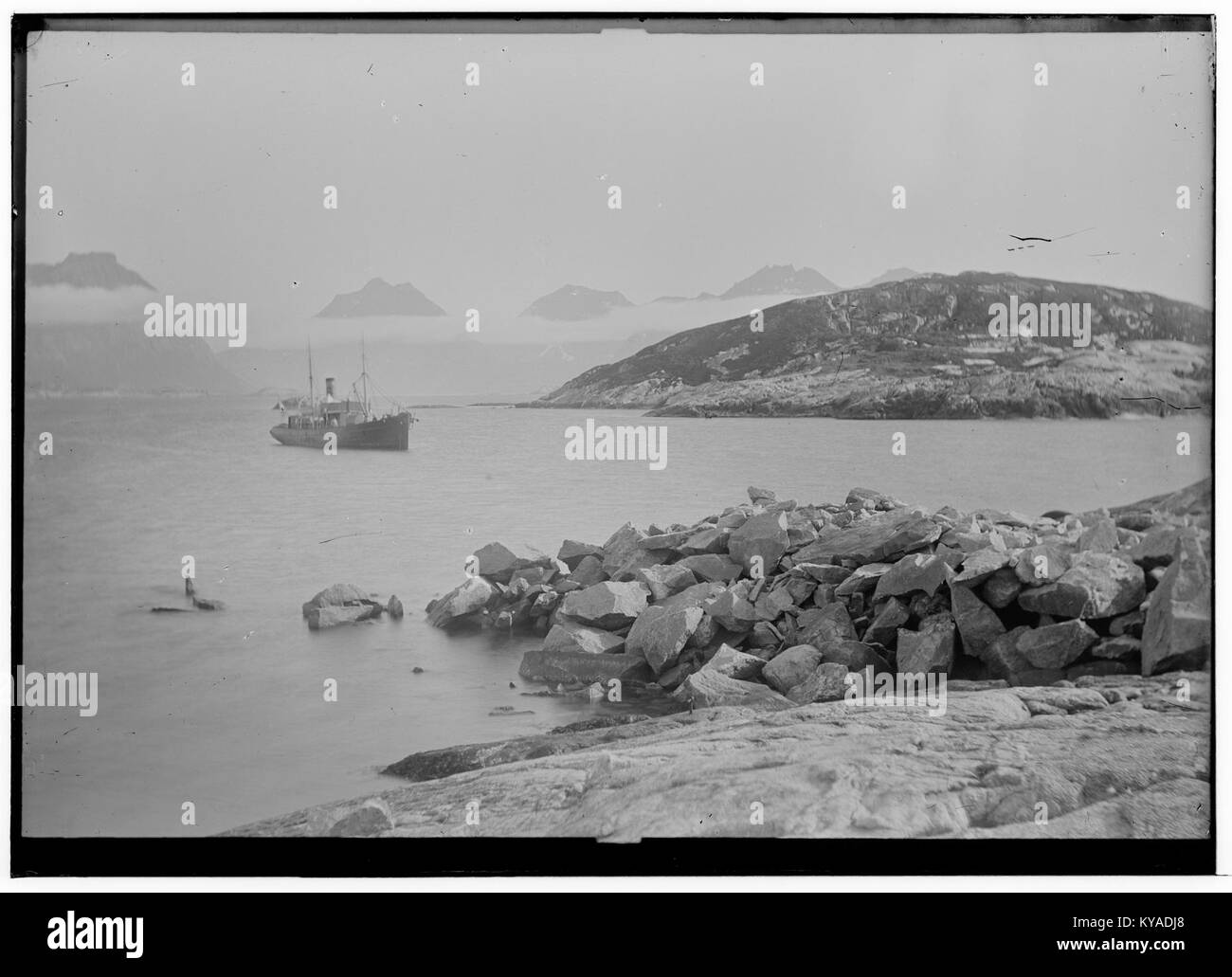Dieses Bild zeigt eine Küstenszene in Svellingerne, Komitat Tromsø, Norwegen, die die natürliche Landschaft und die Umweltmerkmale der Region darstellt. Das Foto fängt das Küstengelände mit Schwerpunkt auf seinen geografischen Merkmalen ein, die typisch für die nördliche Landschaft von Tromsø sind. Stockfoto