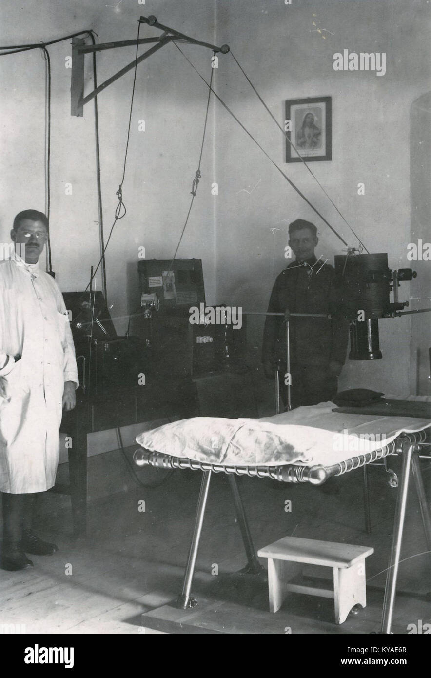 Das Röntgengerät im polnischen Krankenhaus auf der Burg Škofja Loka ist ein medizinisches Gerät, das für die Röntgenbildgebung im Gesundheitswesen eingesetzt wird. Stockfoto