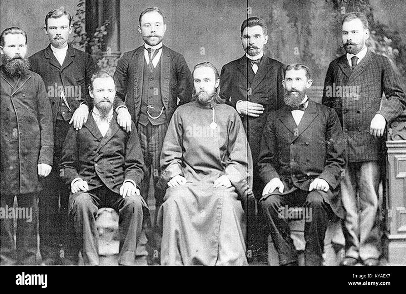 Ein Foto der Führung der St. Isidor Bruderschaft in Sankt Petersburg, 1907, mit Paul Kulbusch in der Mitte, das die religiöse Organisation und die Führung der Gemeinde veranschaulicht Stockfoto