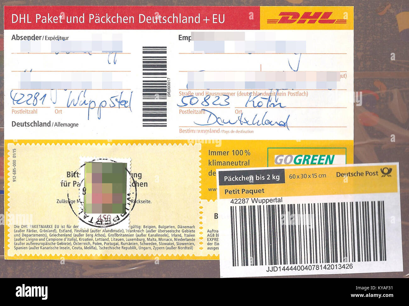 Das DHL-Paketetikett für Pakete bis 2 kg mit Briefmarke zeigt moderne Postdienste, internationale Versandpraktiken und logistische Verfahren im Jahr 2016. Stockfoto