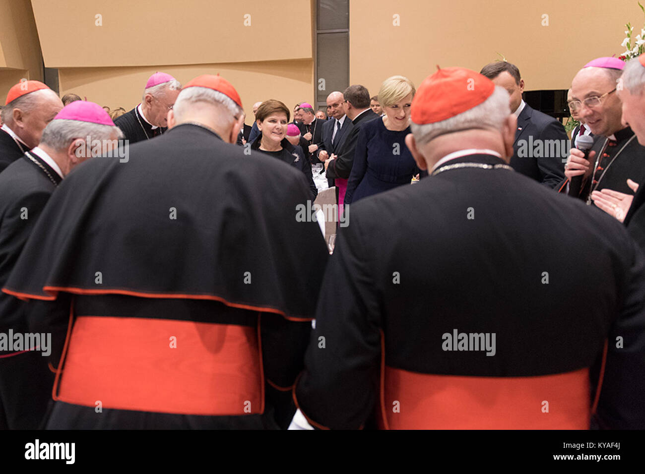 Das Foto zeigt den polnischen Präsidenten Andrzej Duda, die First Lady, die Premierministerin Beata Szydło und den Primaten von Polen am 14. April 2016 in Gniezno während einer offiziellen Veranstaltung. Stockfoto
