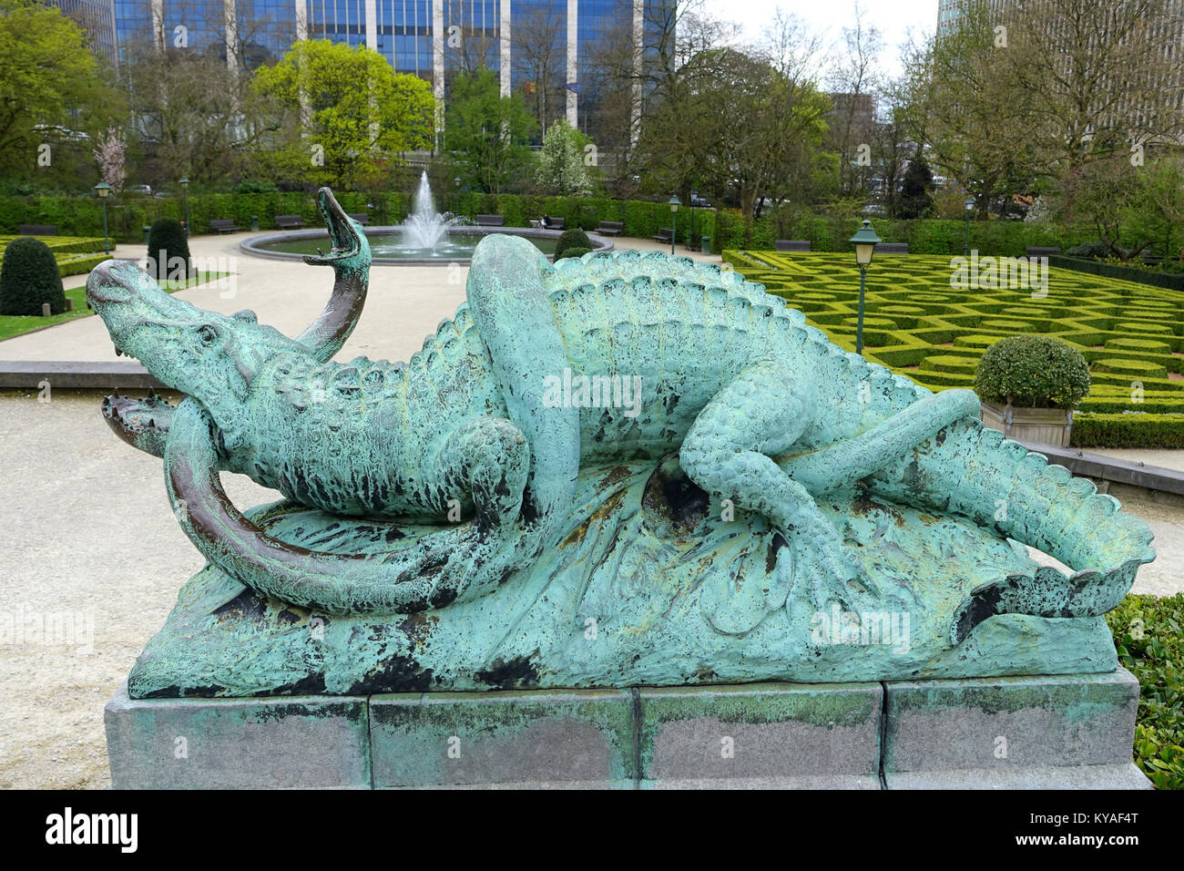 „Serpent and Caiman“ von Emile Namur, ausgestellt im Botanischen Garten von Brüssel, Belgien, präsentiert die Interpretation der natürlichen Motive des Künstlers und spiegelt sowohl die botanischen als auch die zoologischen Motive in der Sammlung des Gartens wider. Stockfoto
