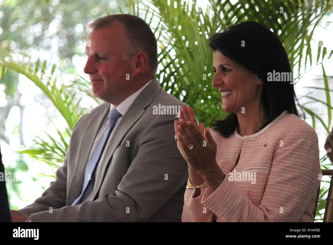 Dieses Foto zeigt Nikki Haley bei der Verleihung der Industry Appreciation Ambassador's Awards, bei der die Anerkennung von Beiträgen in der Industrie und im diplomatischen Sektor hervorgehoben wird. Stockfoto