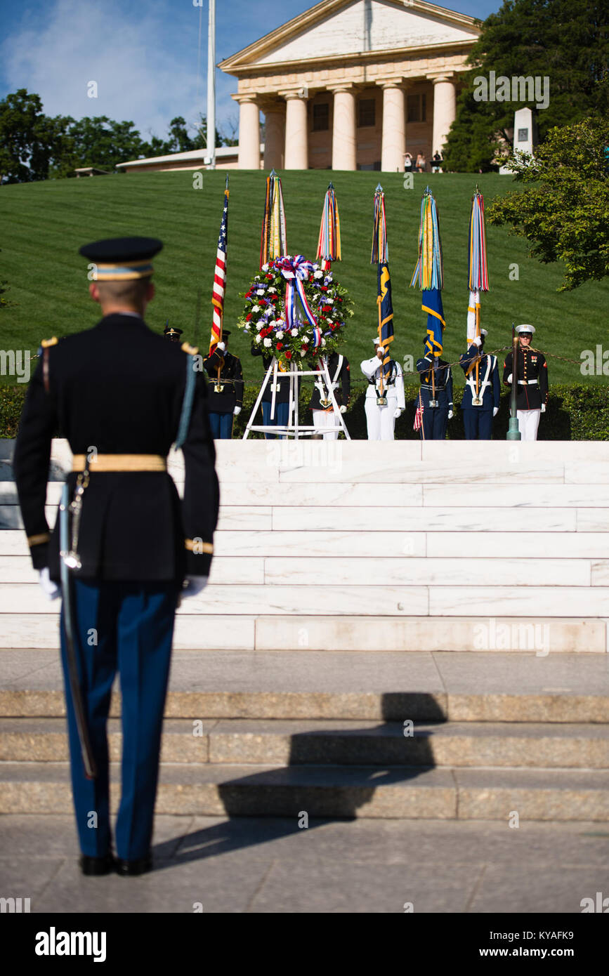 Kranzniederlegung am Pres. Kennedy's Grabstätte in Arlington National Cemetery (27264915731) Stockfoto