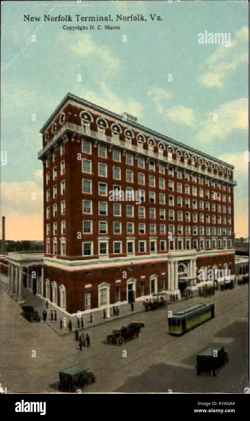 Diese Postkarte aus der Zeit um 1912 zeigt das Norfolk Terminal, ein wichtiger Verkehrsknotenpunkt in Virginia. Das Bild unterstreicht die Rolle des Terminals im Verkehrswesen und der Stadtentwicklung in Norfolk im frühen 20. Jahrhundert. Stockfoto Diese Postkarte aus der Zeit um 1912 zeigt das Norfolk Terminal, ein wichtiger Verkehrsknotenpunkt in Virginia. Das Bild unterstreicht die Rolle des Terminals im Verkehrswesen und der Stadtentwicklung in Norfolk im frühen 20. Jahrhundert. Stockfoto