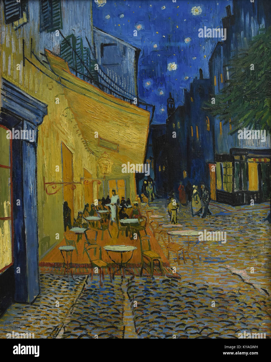 Vincent van Goghs „Café Terrace at Night“ zeigt eine Nachtszene in einem Café, in der er seinen postimpressionistischen Stil und seine Verwendung von Farbe und Licht zeigt. Das Gemälde ist im Kröller-Müller Museum untergebracht. Stockfoto