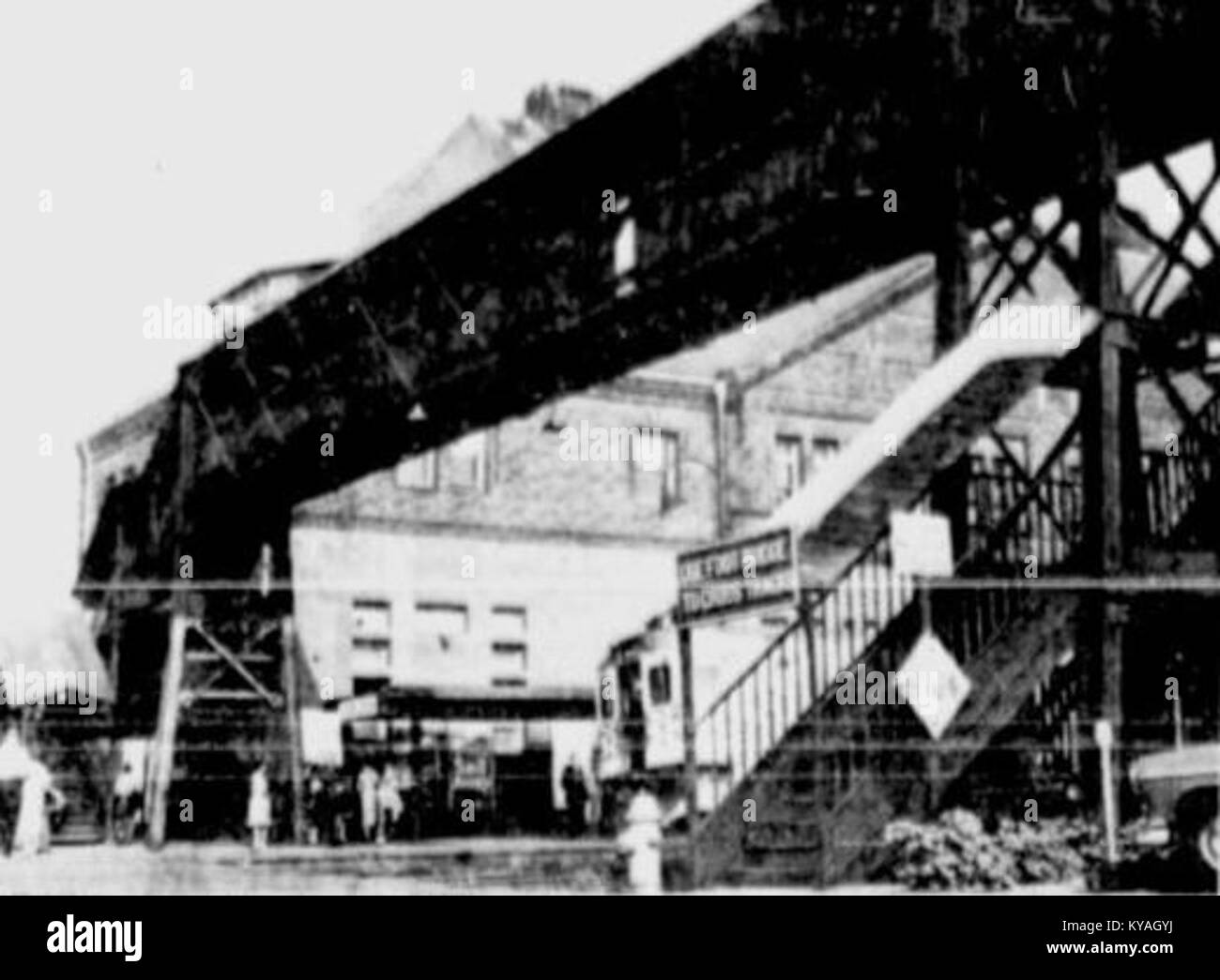 Fußgängerbrücke an der New London Union Station im Jahr 1961, die Infrastruktur und Veränderungen in Bahnhofsdesign und Funktionalität veranschaulicht. Stockfoto