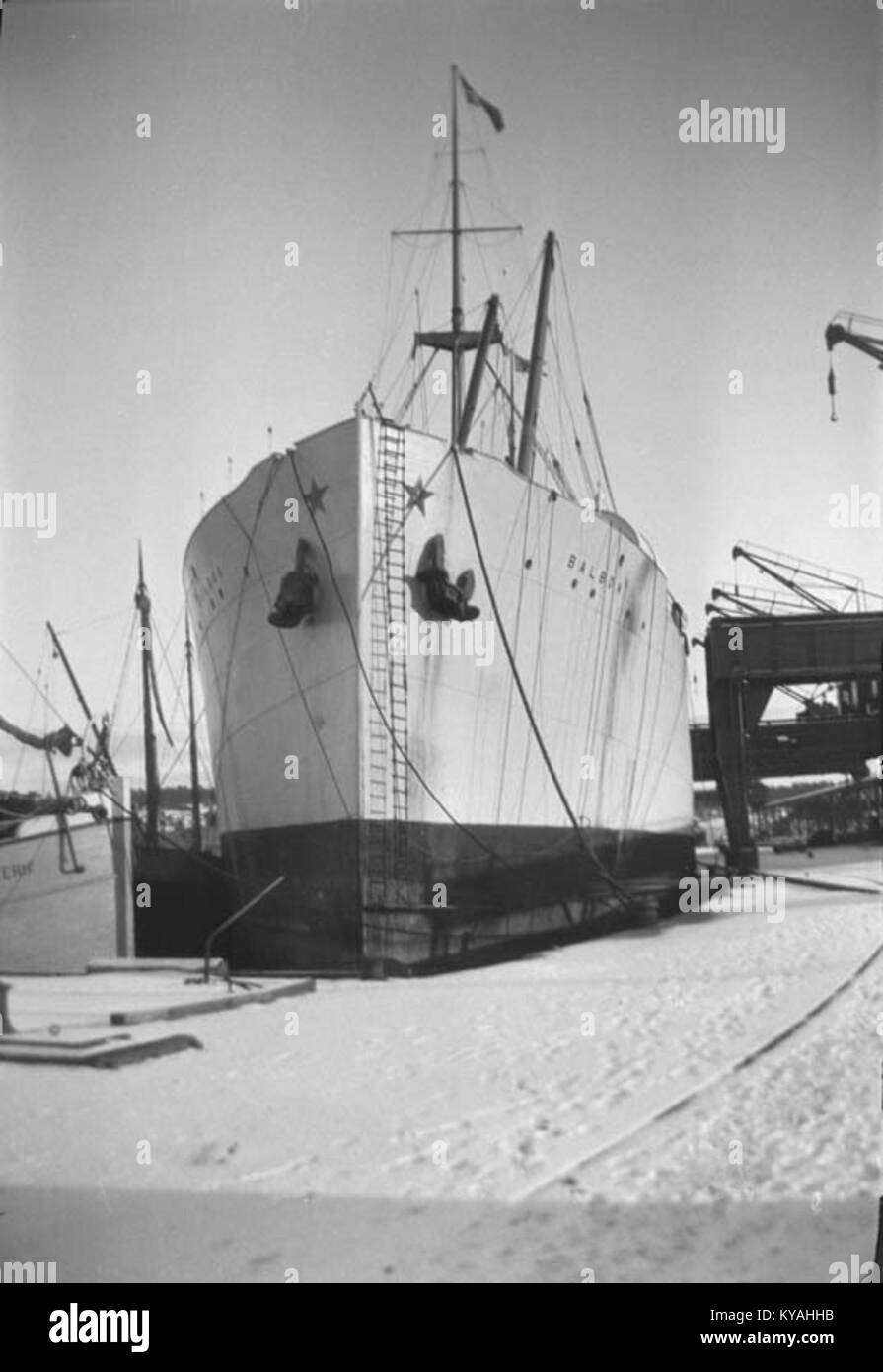 Värtahamnen ist ein Hafen in Stockholm, Schweden, der hauptsächlich Passagierfähren und Frachter bedient. Sie wurde zwischen 1879 und 1886 gegründet und wurde für den Transport von Kohle und Schüttgütern entwickelt. Der Hafen wurde Anfang der 1900er Jahre erweitert, 1903 wurde das Kohlekraftwerk Värtaverket eröffnet. Heute bedient sie die Fähren Silja Line und Tallink und ist Teil der Sanierung des Königlichen Seehafens in Stockholm. Stockfoto